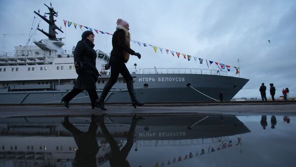Прохожие у спасательного судна Игорь Белоусов в Санкт-Петербурге