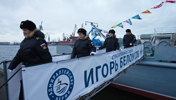 Матросы сходят на берег с борта спасательного судна Игорь Белоусов в Санкт-Петербурге