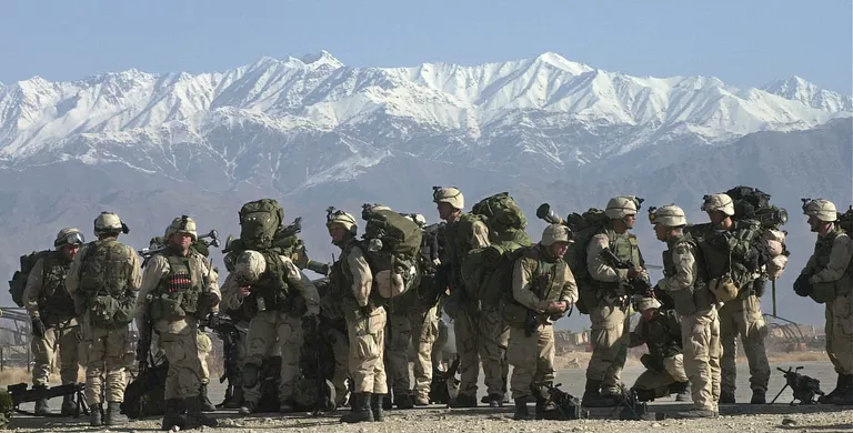 Солдаты армии США на военно-воздушной базе в Афганистане Солдаты армии США на военно-воздушной базе в Афганистане