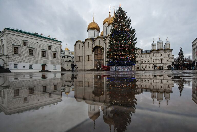 Украшение Новогодней елки на Соборной площади Кремля
