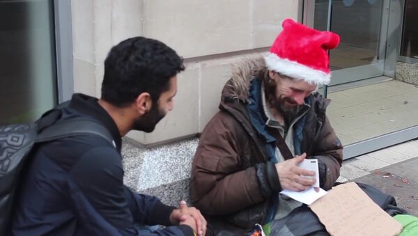 Мужчина решил поздравить бездомных с Рождеством