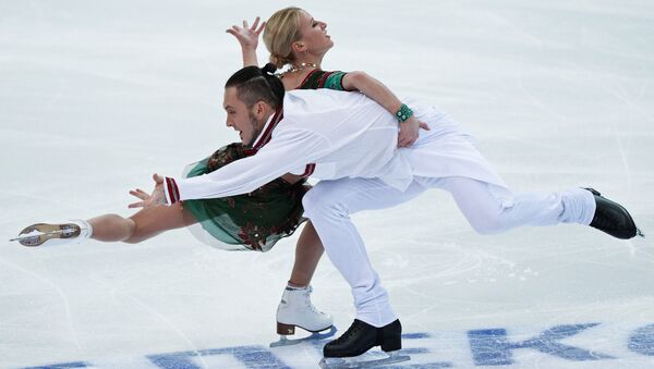 Татьяна Волосожар и Максим Траньков выступают в короткой программе парного катания на чемпионате России