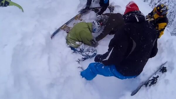 Туристы спасли сноубордиста из снежной западни