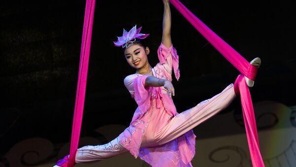 Выступление акробатической труппы Цзинань китайского цирка в Санкт-Петербурге