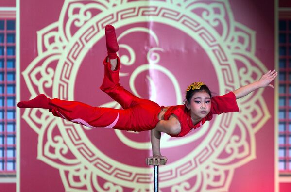 Выступление акробатической труппы Цзинань китайского цирка в Санкт-Петербурге