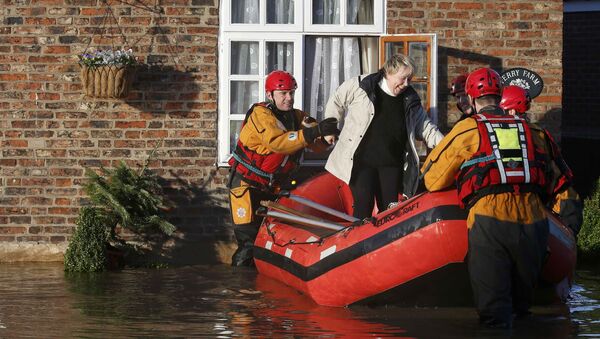 Эвакуация жителей из затопленных районов в городе Тадкастер, Великобритания