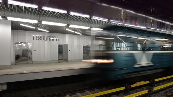 Поезд Московского метрополитена прибывает на платформу станции метро Технопарк