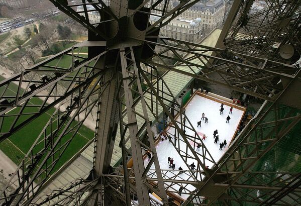 Каток на Эйфелевой башне, Париж