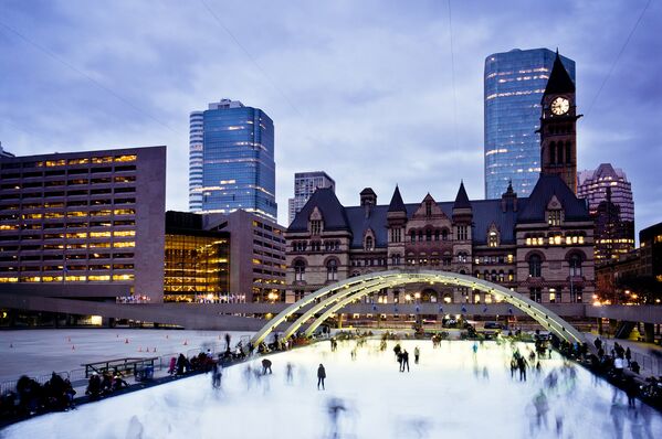 Каток на площади Натана Филипса, Торонто, Канада