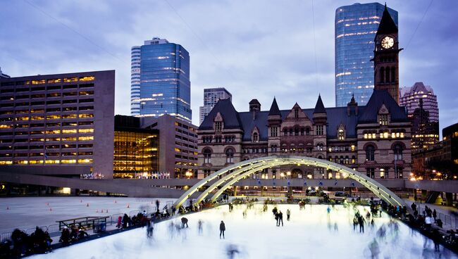 Каток на площади Натана Филипса, Торонто, Канада