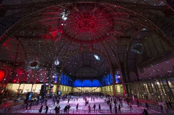 Каток под стеклянной крышей Grand Palais в Париже