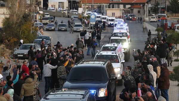 Автоколонна с ранеными боевиками из сирийского города Забадани пересекает ливанскую границу на КПП Маснаа