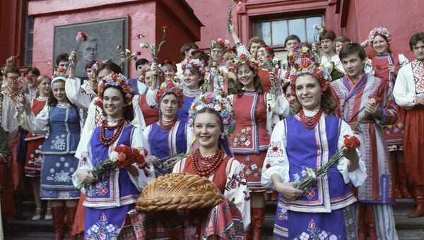 Жители Киева в национальных костюмах хлебом-солью встречают гостей. 1973 год. Архивное фото