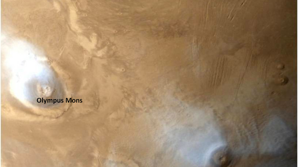 Вулкан Олимп на Марсе, окутанный облаками