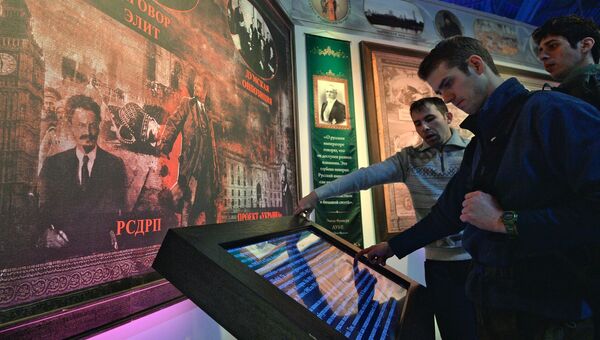 Посетители осматривают мультимедийные исторические экспозиции выставок в обновленном 57-м павильоне ВДНХ, в котором на постоянной основе разместился исторический парк Россия - моя история