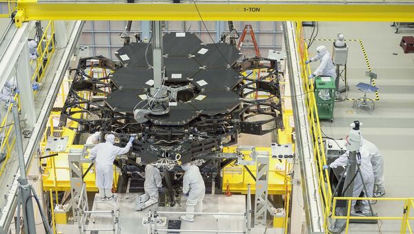 Инженеры НАСА собирают телескоп Джеймс Уэбб