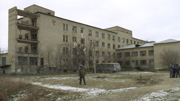 Больница в Кизляре после ухода боевиков С. Радуева с заложниками