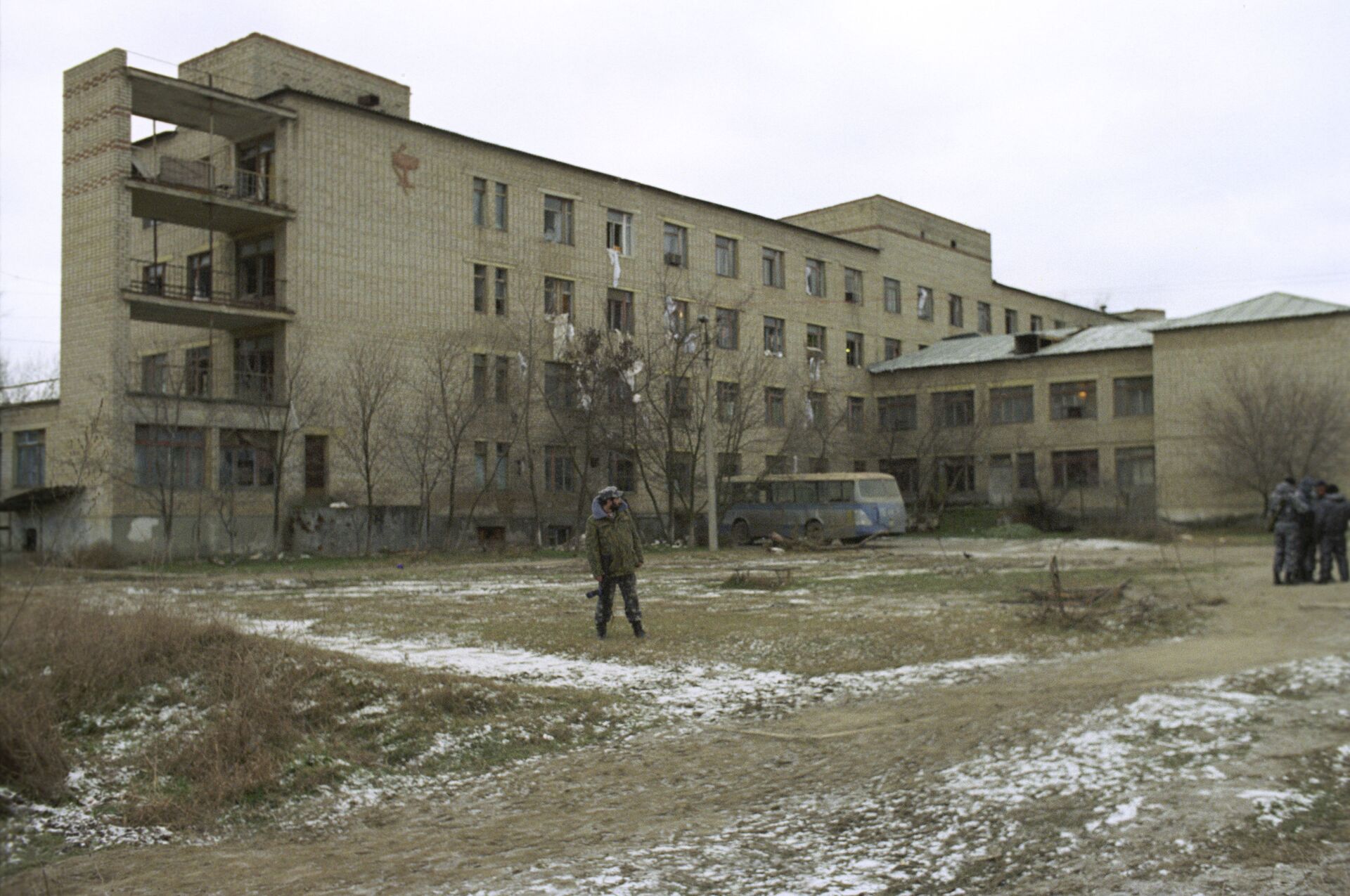 Больница в Кизляре после ухода боевиков С. Радуева с заложниками - РИА Новости, 1920, 30.12.2020