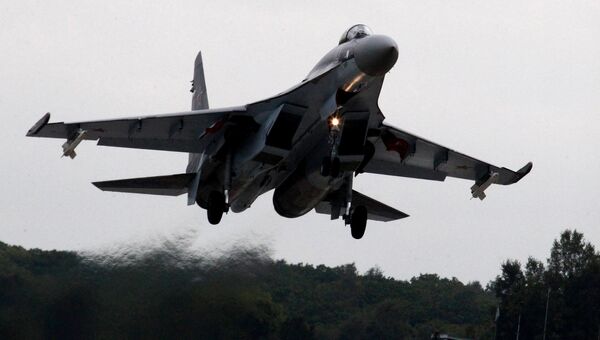 Истребитель Су-35С во время взлета в ходе летно-тактических учений. Архивное фото