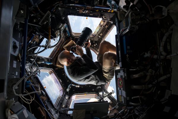Астронавт NASA Крис Кэссиди во время фотосъемки Земли
