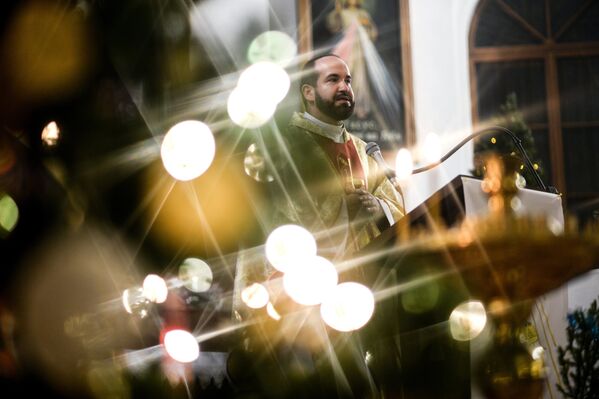 Священнослужитель во время празднования католического Рождества в Храме Святых Апостолов Петра и Павла в Великом Новгороде