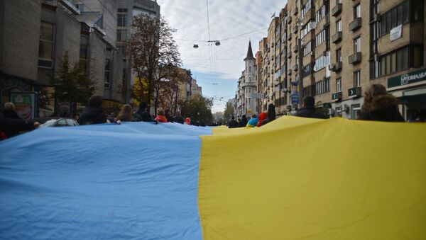 Люди с флагом Украины на улицах Киева