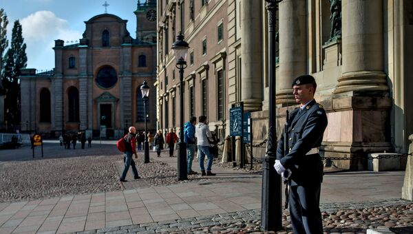 Церковь Святого Николая и часовой у Стокгольмского королевского дворца