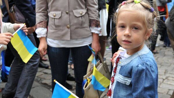 Девочка с флагом Украина на улице Львова