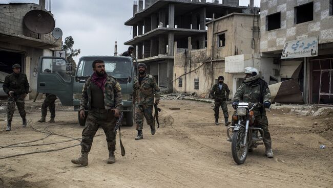 Военнослужащие Сирийской арабской армии (САА) на территории взятого под контроль военного аэродрома Мардж аль-Султан на юго-востоке Дамаска. Архивное фото