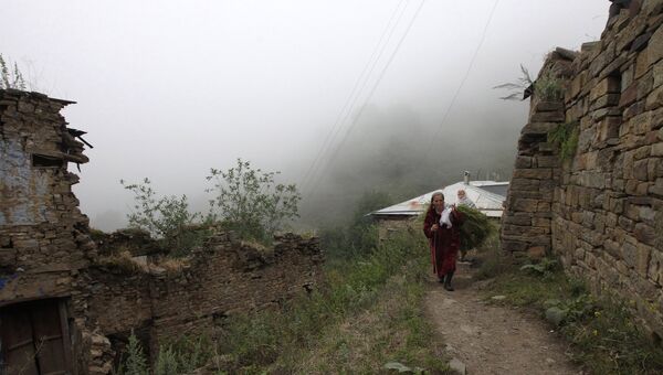 Жительницы поселка Кубачи на одной из улиц. Дагестан