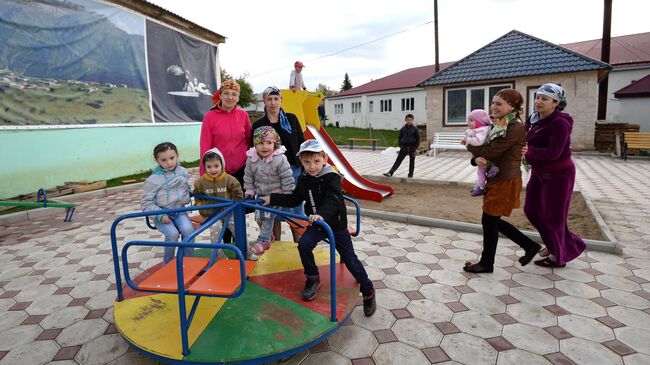 Женщины с детьми в селе Хунзах в Дагестане