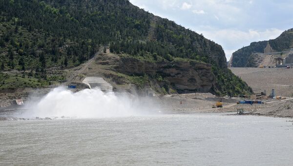 Сброс воды Гоцатлинской гидроэлектростанции (ГЭС) на реке Аварское Койсу в Дагестане. Архив