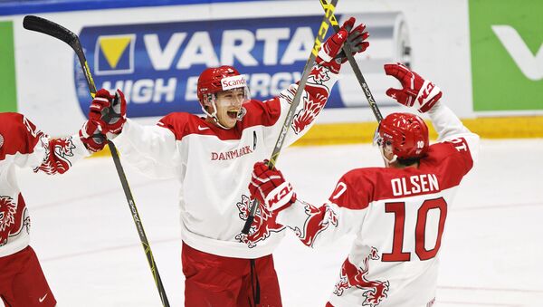 Игроки молодежной сборной Дании по хоккею в матче пров США на чемпионате мира, 31 декабря 2015