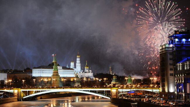 Праздничный салют в Москве в новогоднюю ночь. Архивное фото