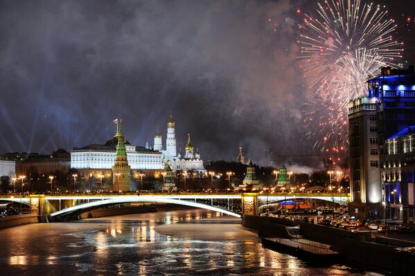 Праздничный салют в Москве в новогоднюю ночь