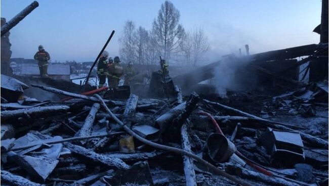 Фото с места пожара в доме в поселке Песочное Рыбинского района Ярославской области