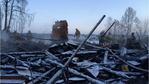 Фото с места пожара в доме в поселке Песочное Рыбинского района Ярославской области
