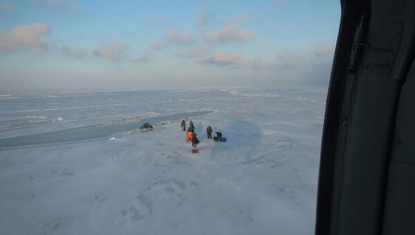 Спасение рыбаков со льдины. Архивное фото