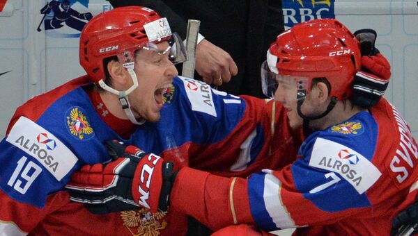 Игроки сборной России Радель Фазлеев (слева) и Евгений Свечников радуются победе в полуфинальном матче молодежного чемпионата мира по хоккею