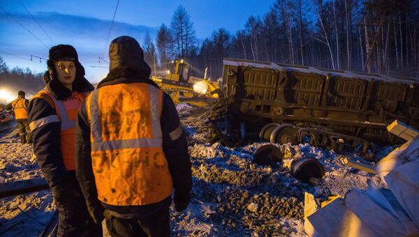 Вагоны грузового поезда сошли с рельсов в Амурской области