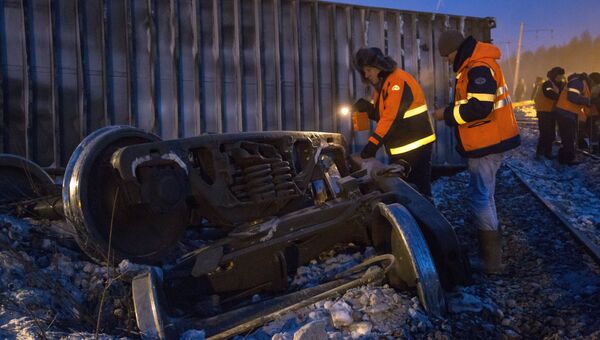 Вагоны грузового поезда сошли с рельсов в Амурской области