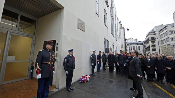 Олланд открыл мемориальные доски в канун годовщины парижских терактов