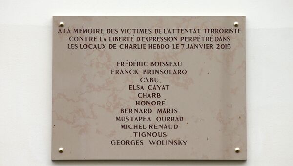 Мемориальная табличка в память о жертвах теракта в редакции Charlie Hebdo