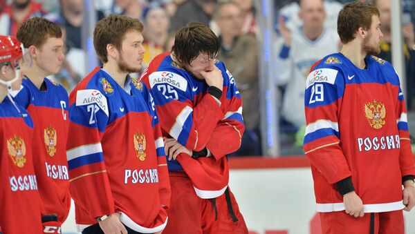Игроки сборной России после поражения в финальном матче молодежного чемпионата мира по хоккею