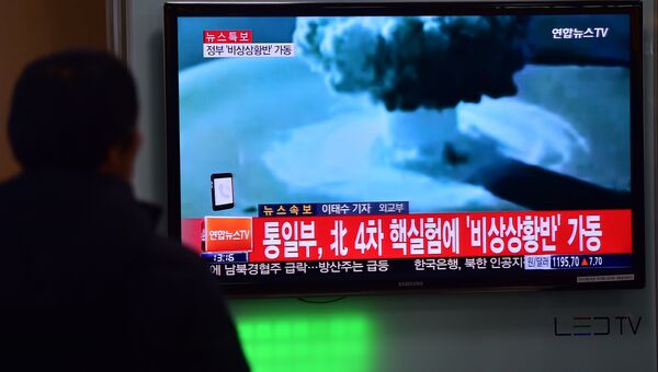 Люди в Сеуле смотрят сообщение об испытании водородной бомбы в КНДР. Архивное фото