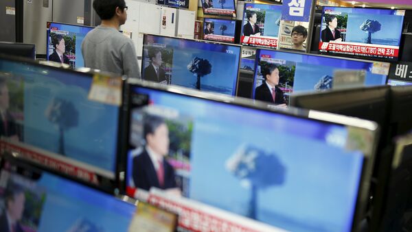 Сообщения об испытании водородной бомбы в КНДР по телевидению в Сеуле, 6 января 2016