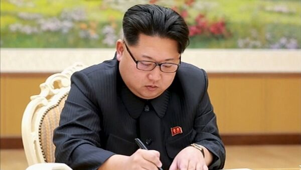 Ким Чен Ын подписывает документ об испытаниях водородной бомбы, 6 января 2016