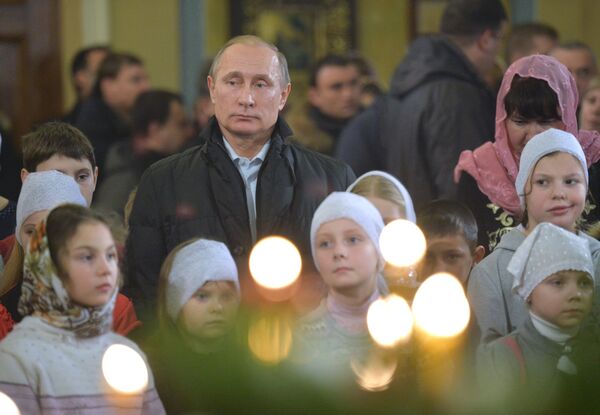 Президент России Владимир Путин принимает участие в рождественском богослужении в храме Покрова Пресвятой Богородицы