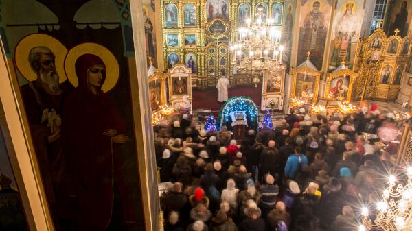 Верующие в соборе Воздвижения Креста Господня в Омске во время богослужения.