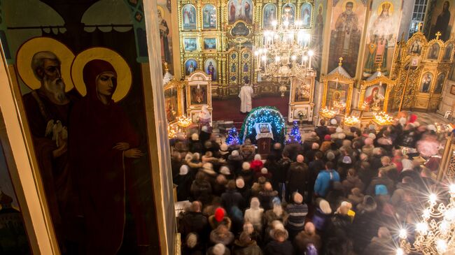 Верующие в соборе Воздвижения Креста Господня в Омске во время богослужения.